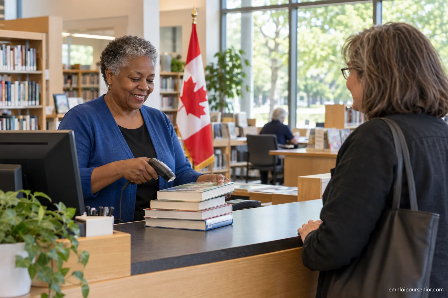 Une employée senior traite des livres au comptoir d’une bibliothèque canadienne